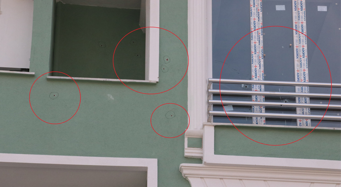 Müteahhit kardeşinin alacaklıları evine 14 kurşun sıktı